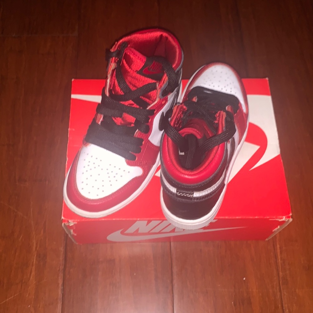 Kids Nike Air Jordan 1 High Retro gym Red snake skin Size 11c